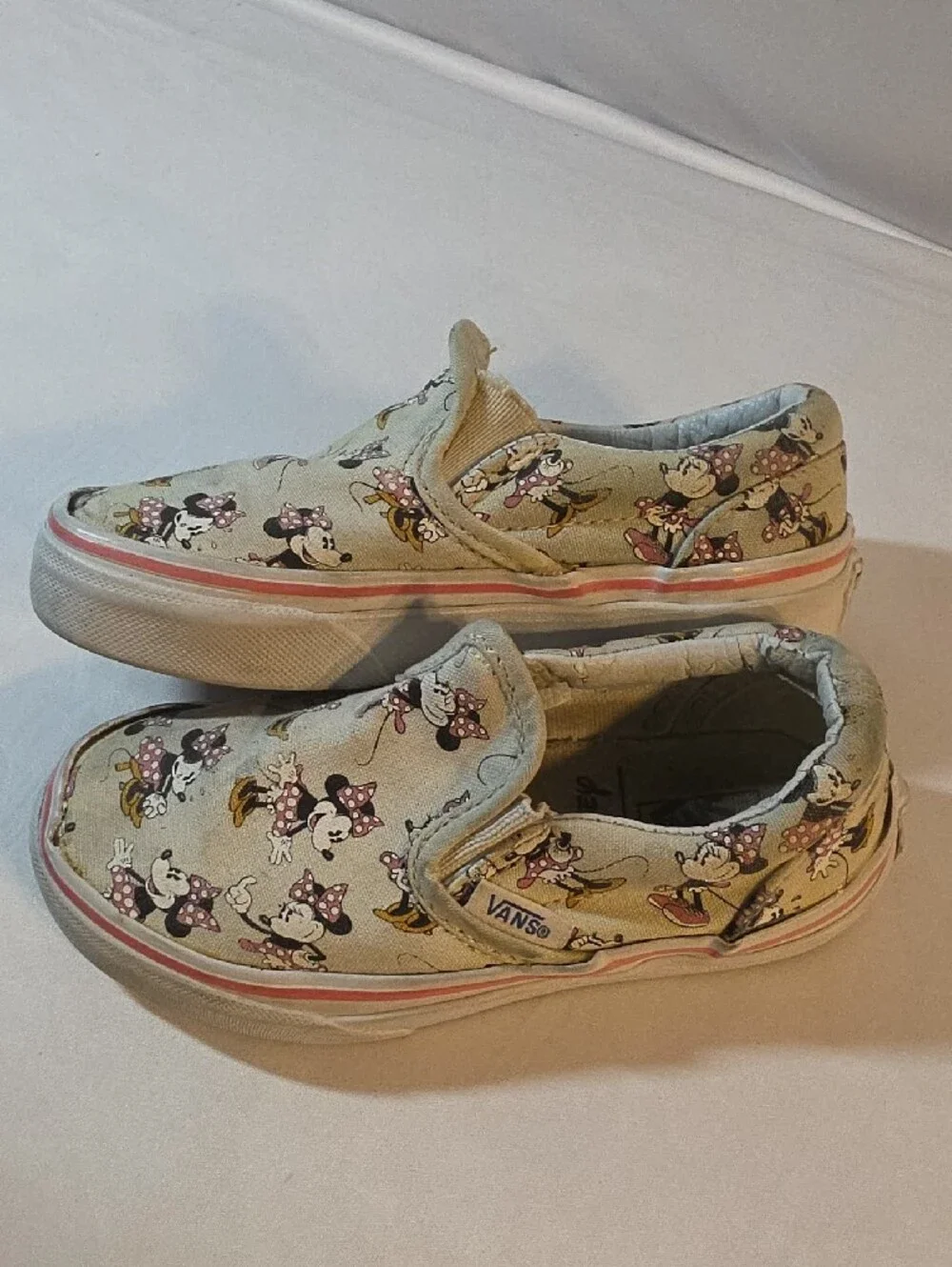 Vans Kids Slip-On Sneakers with Minnie Mouse Print in Cream, Pink and Black